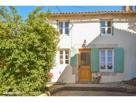 maison de ville indépendante  rénovée avec un jardin et parking  pompe à chaleur: civray 8