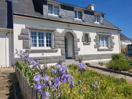 maison avec vue sur la mer et joli jardin