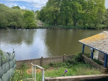 terrain de loisir en bord de mayenne avec maisonnette