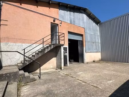 entrepôt 630 m² + bureaux 280 m² – hauteur 5 m – parking – accès poids lourds – direct pro