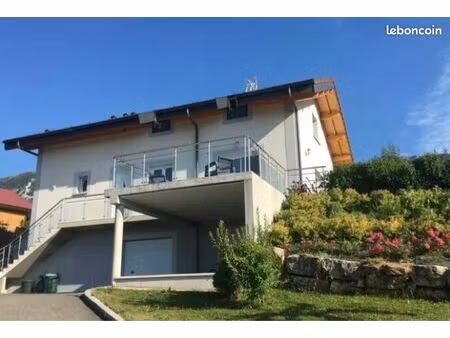 maison traditionnelle récente et lumineuse