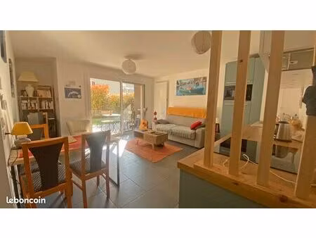 à amphion  entre evian et thonon  idéalement situé à 30 mètres du lac  proche toutes commo