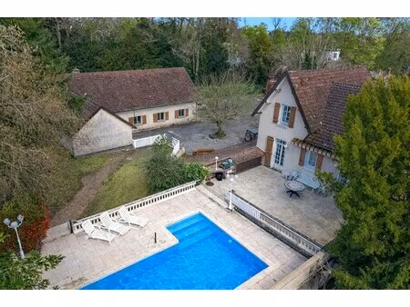 maison à fontaines de 190 m² avec dépendances