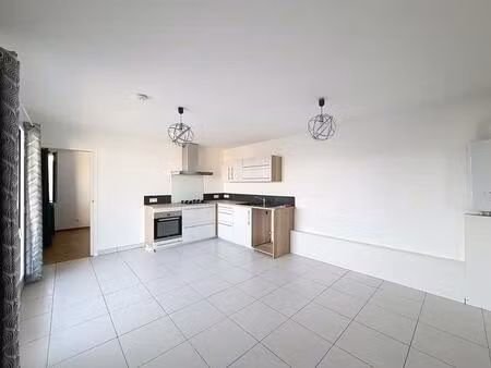 f2 avec cuisine equipee et parking - 1er mai