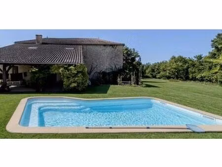 ancien corps de ferme en grande partie rénové  une grande pièce de vie de 60m² environ  d'