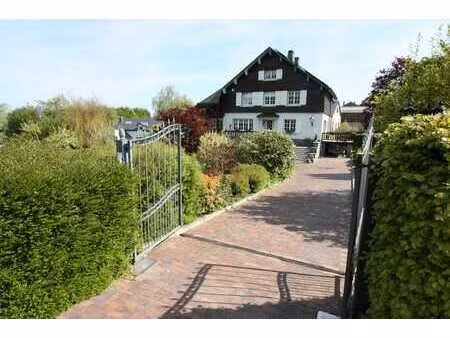 magnifique villa cossue dans un bel environnement