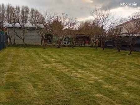 a vendre très belle parcelle 849 m2 à construire