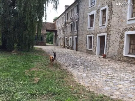 f4 de 95 m2 dans maison familiale