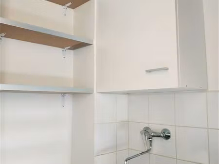 joli studio meublé  rénové avec balcon dans immeuble standing