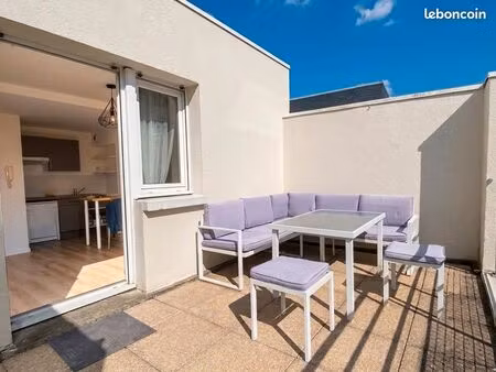 t2 meublé et rénové – terrasse  parking – tours gare