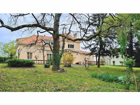 grande maison familiale avec hangar d'environ 600 m2 sur plu