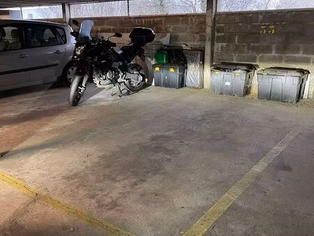 place de parking sécurisée