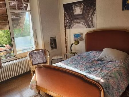 1 chambre avec sdb au 1er étage dans maison ancienne et acces cuisine et parking dans jard