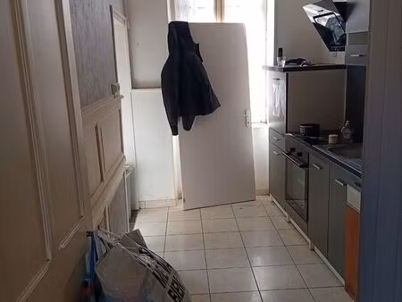 maison de ville avec cour pompe a chaleur trois chambres cuisine aménagée maison ancienne