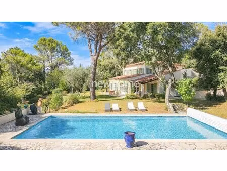 villa élégante avec vaste piscine et confort moderne à montauroux