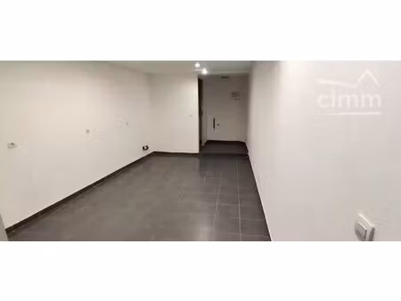 local ( murs) 20 m2 refait à neuf