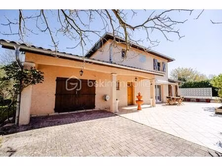 maison familiale avec piscine dans un secteur paisible à la verpillière