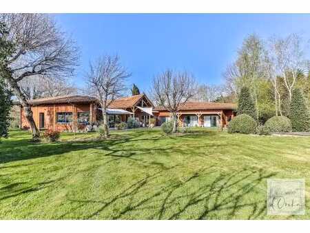 maison d'architecte de 253m2 avec piscine avec agréable jardin en coeur de ville