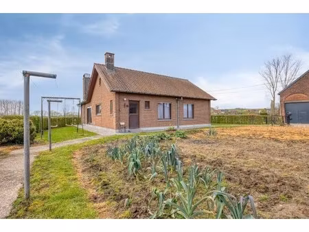 alleenstaande woning met schuur en omliggende weiden