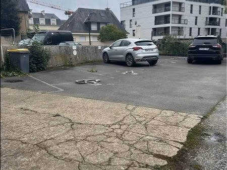 place de parking extérieure