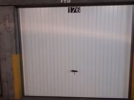 box fermé sécurisé à louer – accès facile – idéal stockage ou voiture