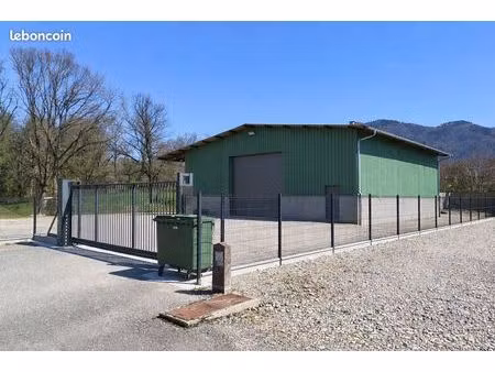 bâtiment industriel  dépôt artisanal  local commercial de 235 m2 et 1500m2 de terrain clos