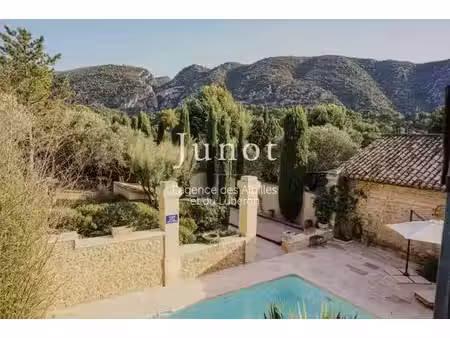 luxury 8 pièces farmhouse en location oppède le vieux  france