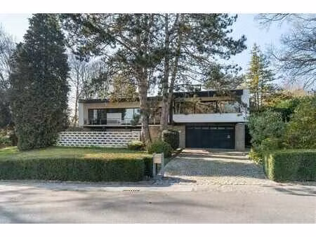 60's villa met binnenzwembad en weids zicht