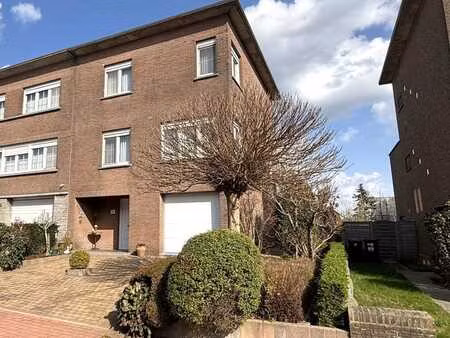 maison 3 façades située dans un clos