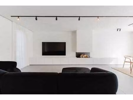 modernistische woning met 4 slaapkamers en tuin te drongen