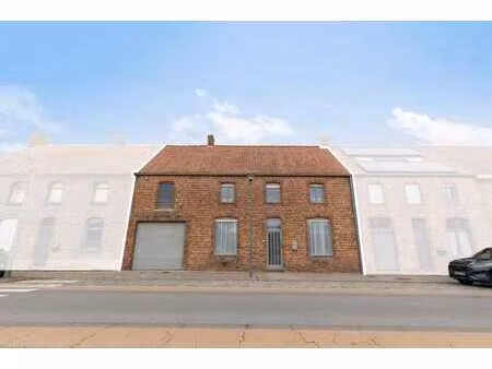 omvangrijke woning met 5 slpk  tuin en dubbele garage