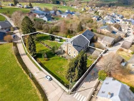 belle propriété de caractère dans cadre verdoyant avec matér