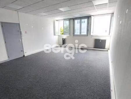 vente bureaux et commerces à avrillé (49240) : à vendre / 40m² avrillé