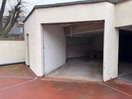 box fermé de 21m² dans parking sécurisé