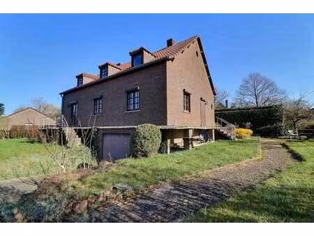 spacieuse maison 4 chambres avec garage et jardin