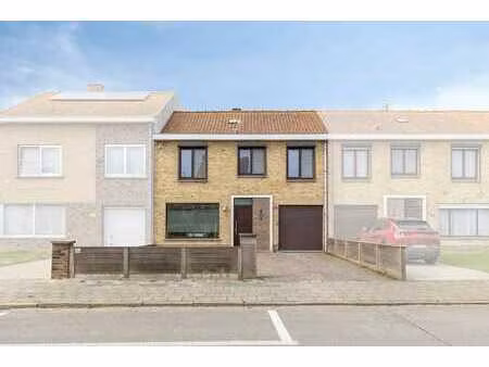 maison rénovée de 4 chambres avec jardin et garage.