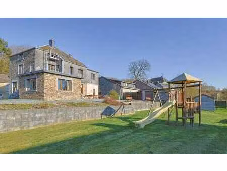 spacieux bâtiment (10ch.) en excellent état !