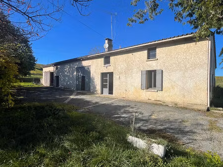 maison de caractère en pierre  quatre chambres  avec grand jardin