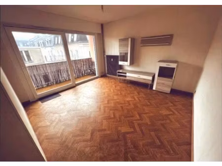 à découvrir ! f2 avec 2 balcons  ascenseur et cave