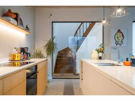 prachtig gerenoveerde appartement te koop met uitweg