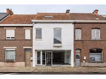 local commercial situé en centre-ville avec appartement loué