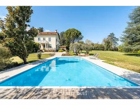 maison de charme rénovée avec piscine au coeur d'un parc arboré
