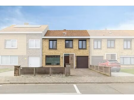 gerenoveerde woning met 4 slaapkamers  tuin en garage.