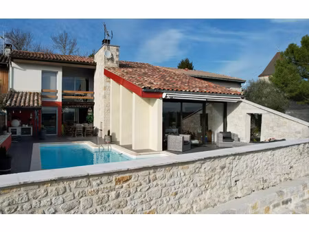 a 20 mins d'agen - maison de village avec piscine et une vue