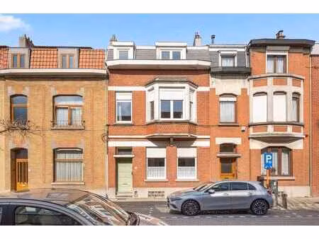 maison spacieuse idéalement située au centre  avec 3 chambr…