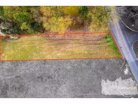 terrain à bâtir avec permis – situation idéale à ham-sur-heu