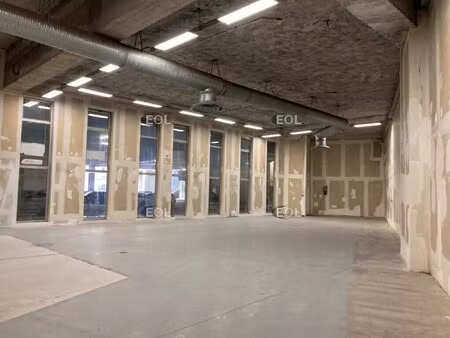location local d'activités 596 m²