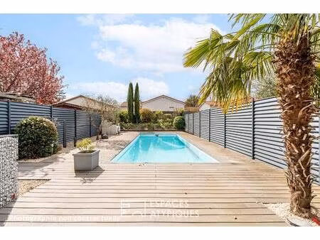 loft de caractère avec terrasses et piscine dans une ancienne usine