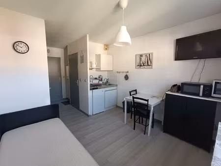 appartement studio 3ème et dernier étage résidence agréable