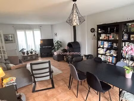 maison familiale aux beaux volumes  située dans un environnement recherché.